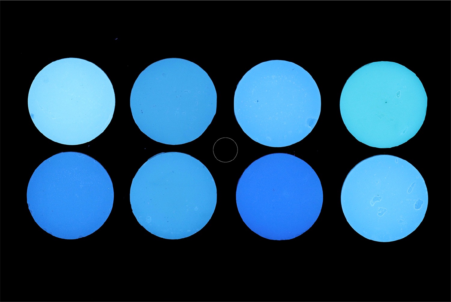 Composite resin specimens photographed under filtered illumination